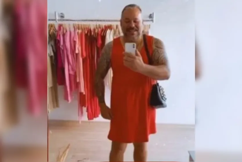 Para sair da crise, dono veste roupas femininas de sua loja