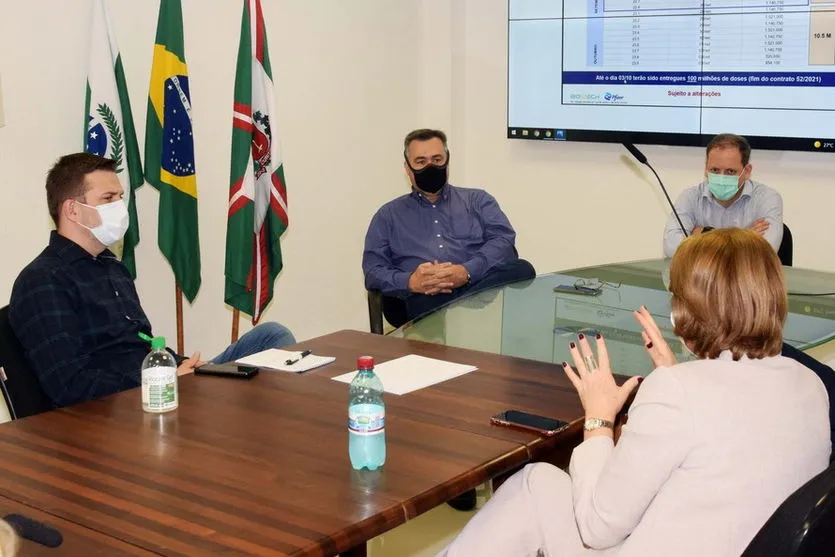 Paraná anuncia início da vacinação de adolescentes; entenda