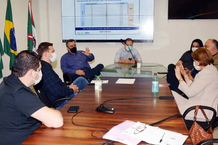 Paraná anuncia início da vacinação de adolescentes; entenda