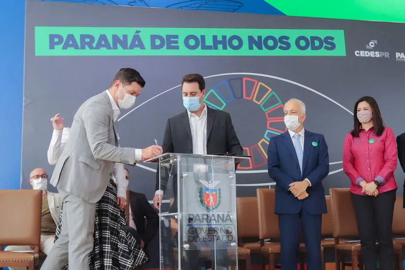 Paraná assina cooperação para acelerar desenvolvimento