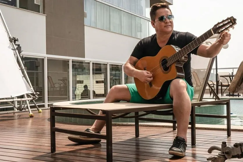 Parte do teto da casa de Leonardo desaba com chuva forte