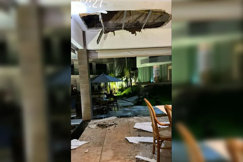 Parte do teto da casa de Leonardo desaba com chuva forte