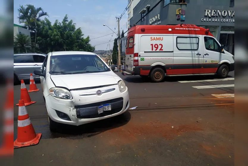 Pedestre é prensando entre veículos após batida em Apucarana