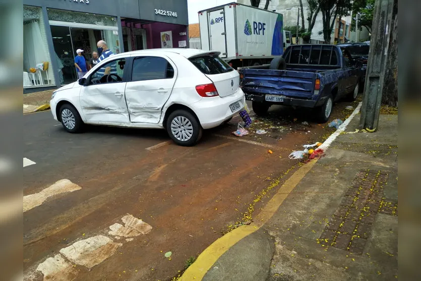 Pedestre é prensando entre veículos após batida em Apucarana