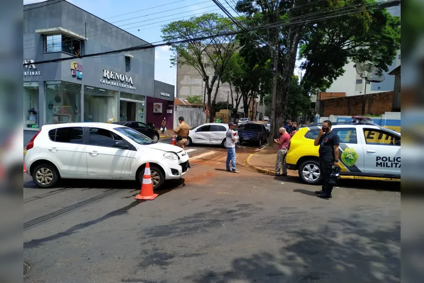 Pedestre é prensando entre veículos após batida em Apucarana