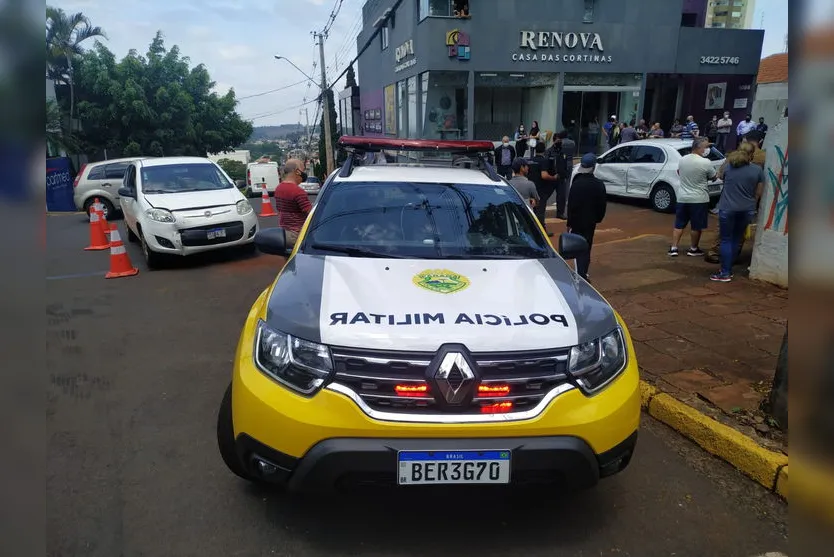 Pedestre é prensando entre veículos após batida em Apucarana