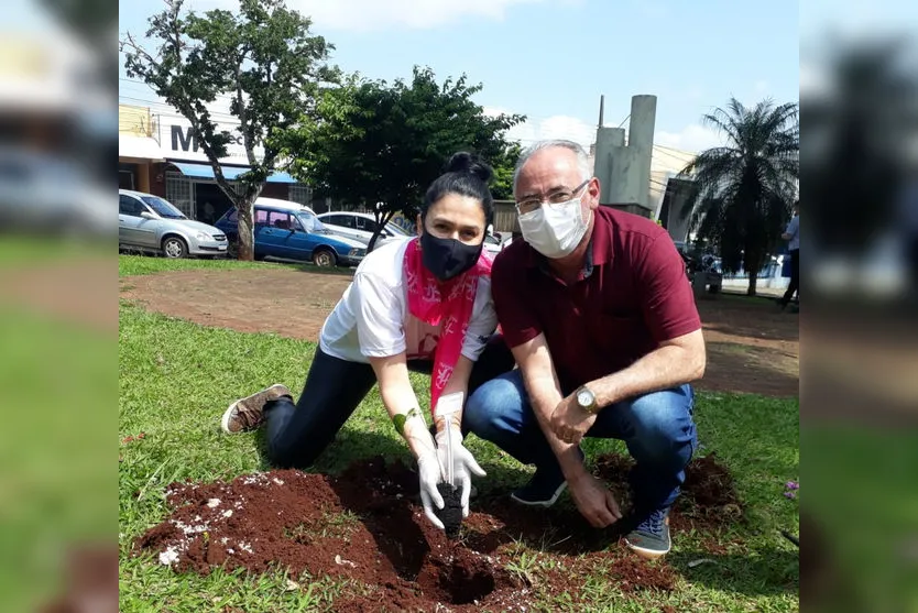 Poim e Adriana Gonçalves Preto fazem plantio de Ipê Amarelo