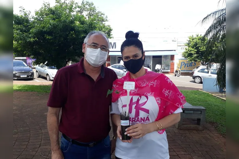 Poim e Adriana Gonçalves Preto fazem plantio de Ipê Amarelo