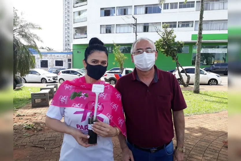 Poim e Adriana Gonçalves Preto fazem plantio de Ipê Amarelo