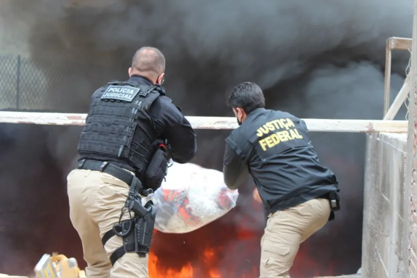 Polícia Federal incinera mais de duas toneladas drogas no PR