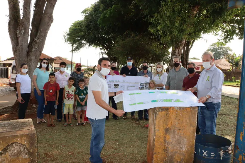 Prefeito Carlos Gil apresenta projeto da Praça do Alto Porã