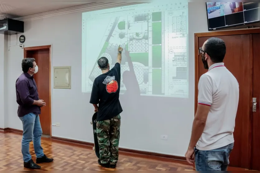 Prefeito recebe projeto da nova pista de skate no Lagoão