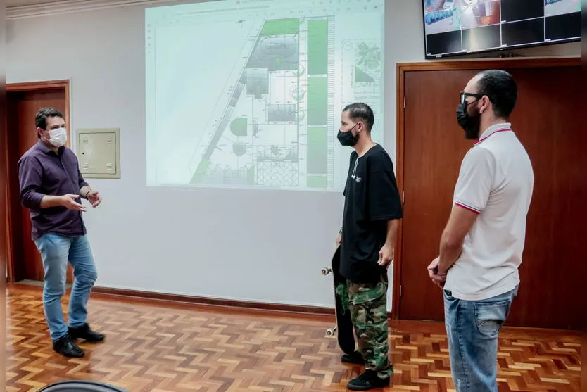 Prefeito recebe projeto da nova pista de skate no Lagoão