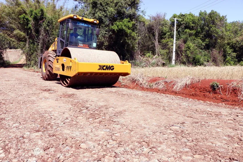 Prefeitura recupera 8 Km de estrada na Gleba Cambira
