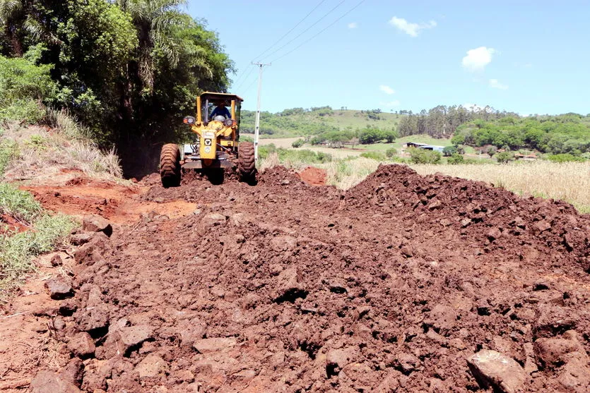 Prefeitura recupera 8 Km de estrada na Gleba Cambira