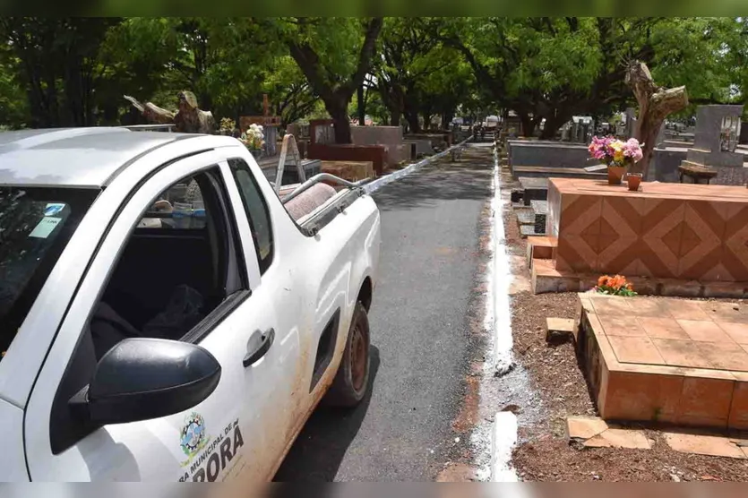 Preparação para Finados movimenta cemitério de Ivaiporã