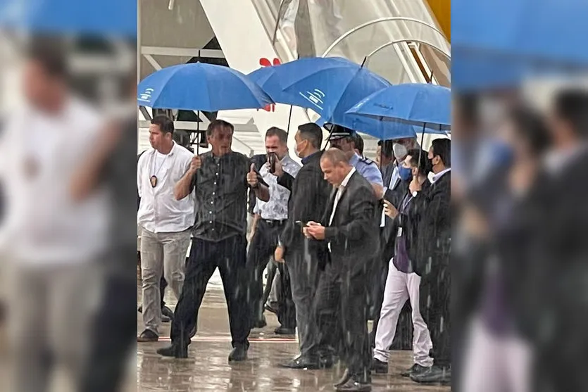 Presidente Bolsonaro chega para evento em Maringá