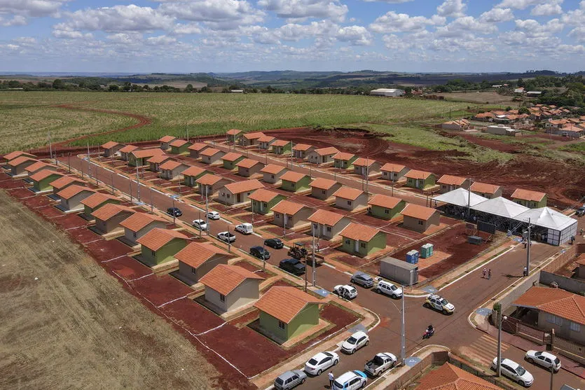 Ratinho Junior entrega novas casas em Marumbi; assista