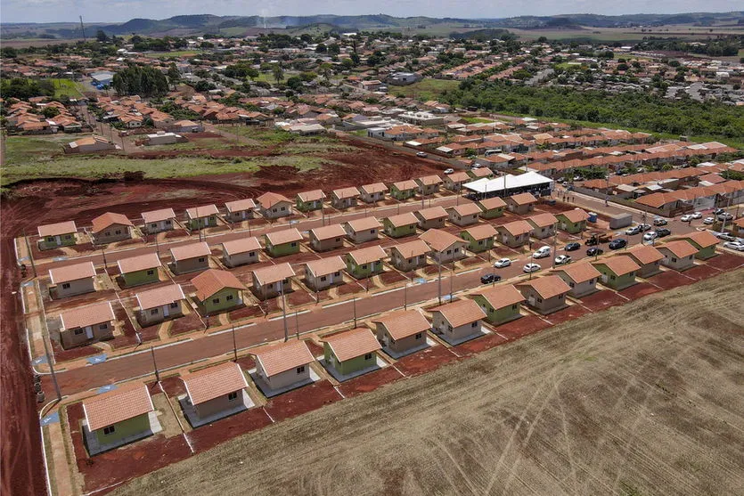 Ratinho Junior entrega novas casas em Marumbi; assista