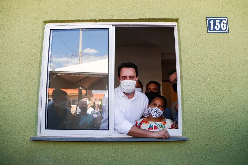 Ratinho Junior entrega novas casas em Marumbi; assista