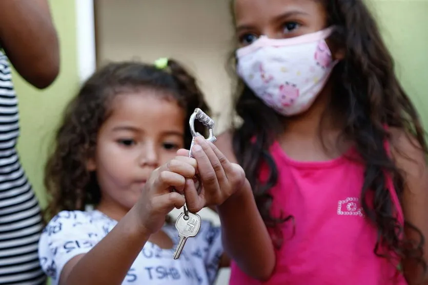 Ratinho Junior entrega novas casas em Marumbi; assista