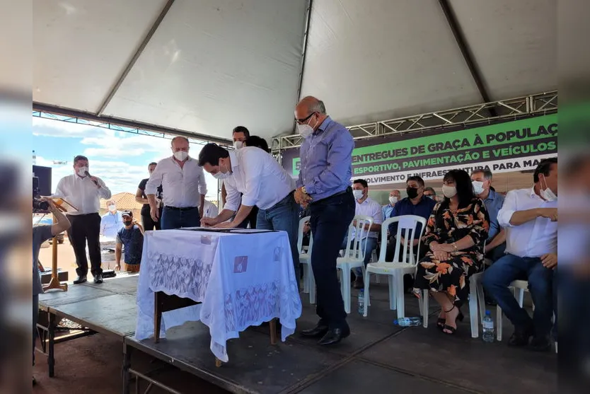 Ratinho Junior entrega novas casas em Marumbi; assista