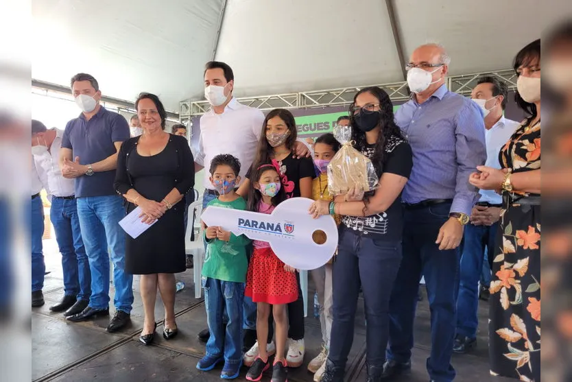 Ratinho Junior entrega novas casas em Marumbi; assista