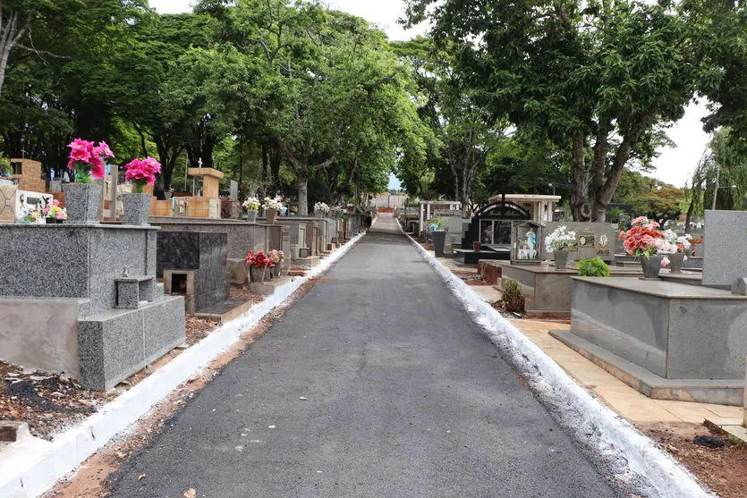 Ruas do cemitério de Ivaiporã recebem capa asfáltica