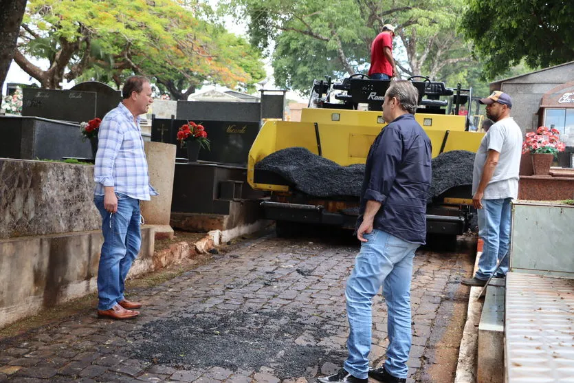 Ruas do cemitério de Ivaiporã recebem capa asfáltica