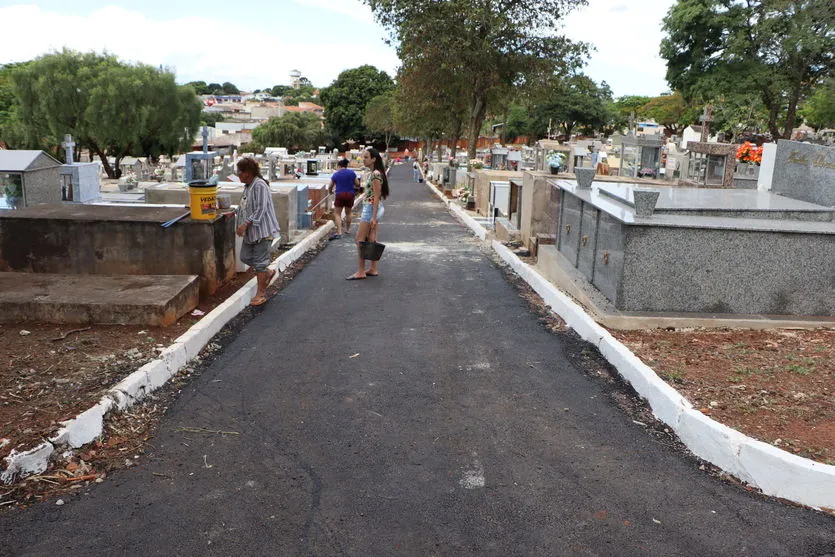 Ruas do cemitério de Ivaiporã recebem capa asfáltica