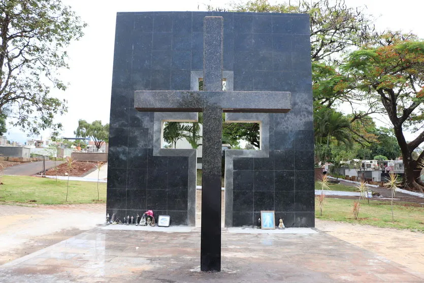 Ruas do cemitério de Ivaiporã recebem capa asfáltica