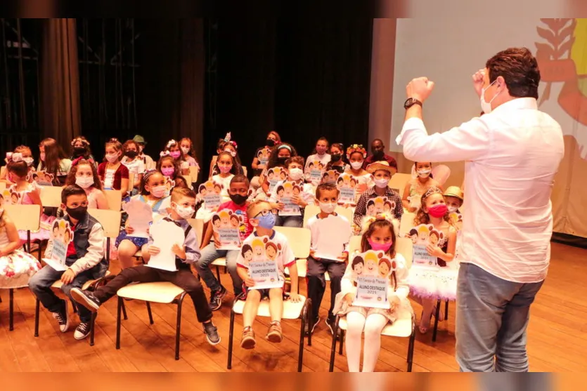 Sarau de Poesias incentiva a leitura em Apucarana