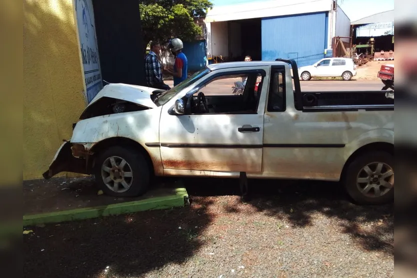 Saveiro colide contra parede de restaurante em Lunardelli