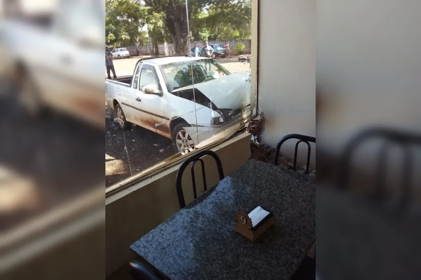 Saveiro colide contra parede de restaurante em Lunardelli