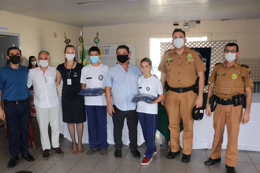 Sergio Onofre participa de entrega de uniformes para alunos