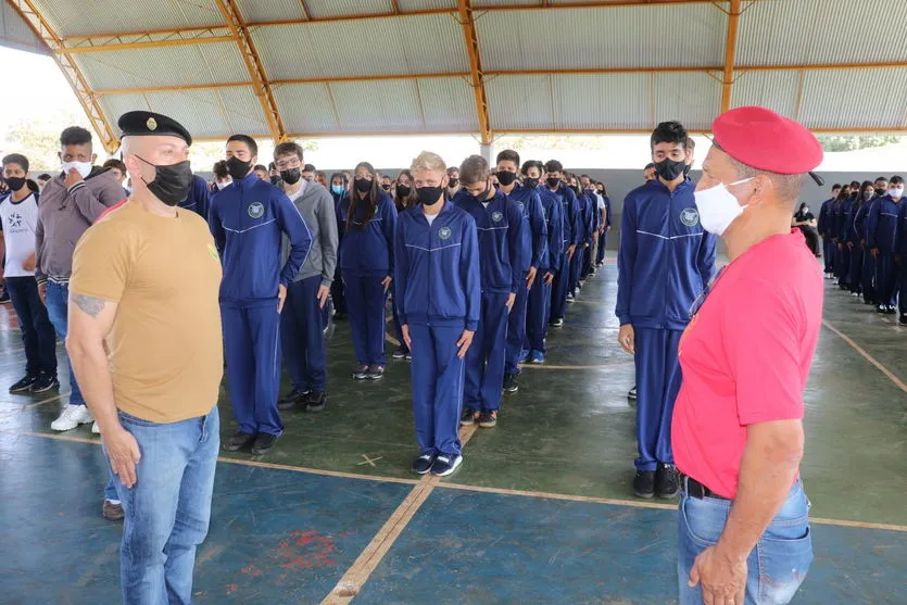 Sergio Onofre participa de entrega de uniformes para alunos