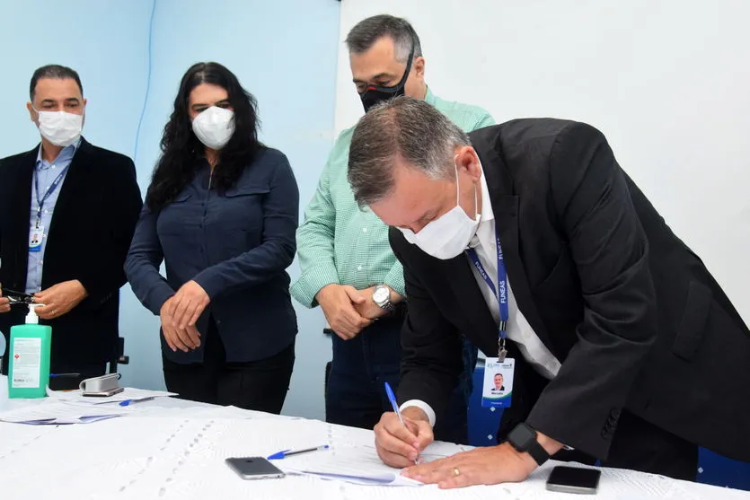 Sesa e Unespar firmam termo para implantação de residência