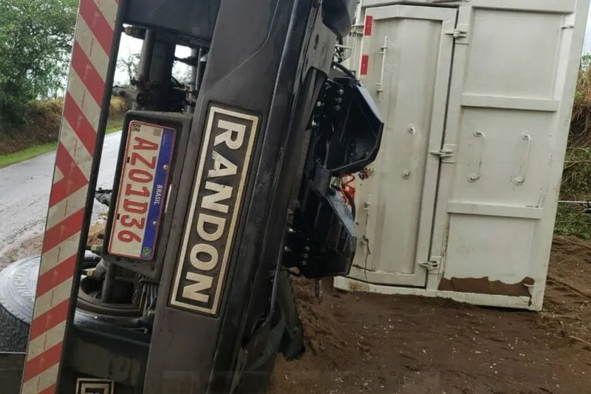 Tombamento causa morte de caminhoneiro no Paraná