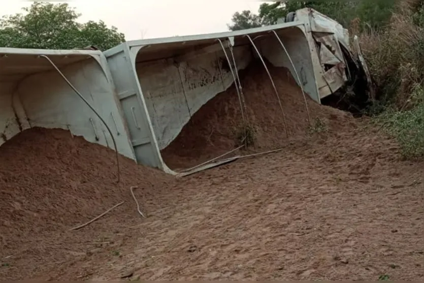 Tombamento causa morte de caminhoneiro no Paraná