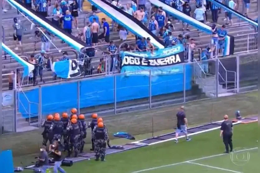 Torcida do Grêmio invade o gramado e destrói equipamentos