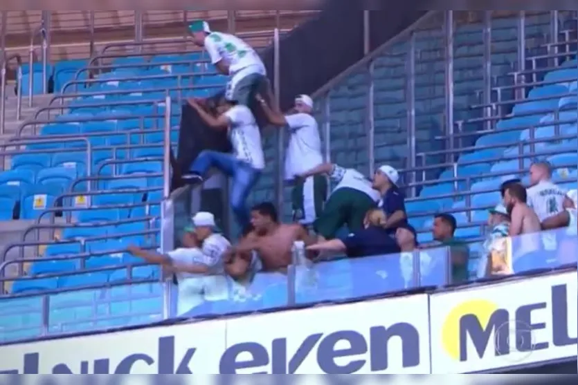 Torcida do Grêmio invade o gramado e destrói equipamentos