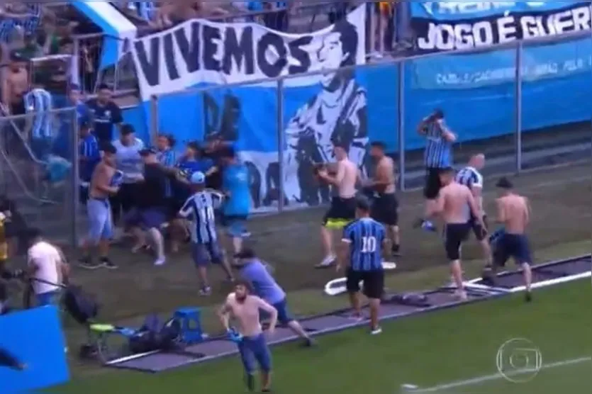 Torcida do Grêmio invade o gramado e destrói equipamentos