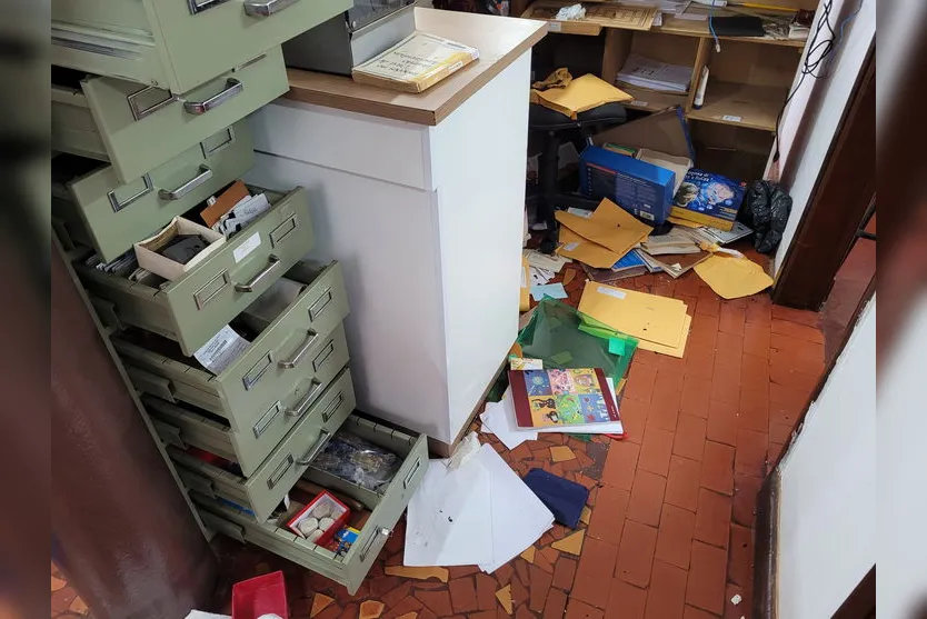 Vandalismo e furto: Biblioteca da “Praça do 28” é invadida