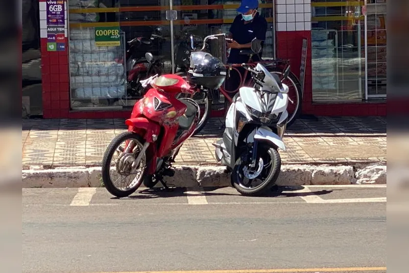 Viatura dos Bombeiros de Apucarana é atingida por moto