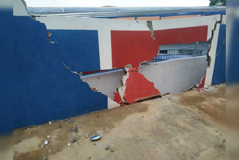 Vídeo: Dodge Ram atinge muro de CMEI em Apucarana; veja