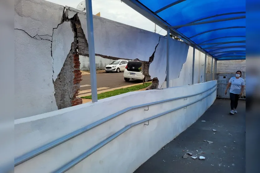 Vídeo: Dodge Ram atinge muro de CMEI em Apucarana; veja