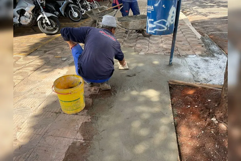 Zeladoria da área central de Apucarana é realizada