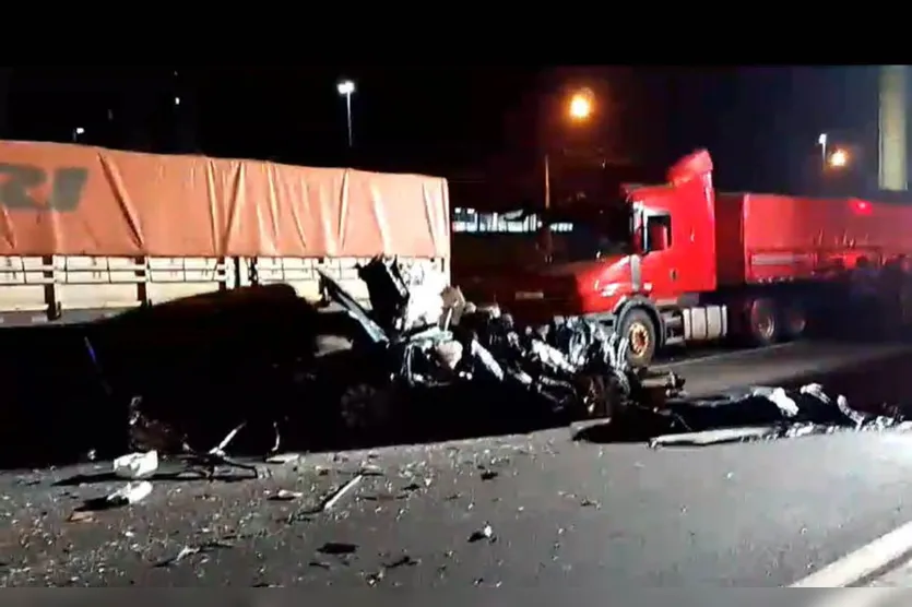   A colisão aconteceu na BR-277, próximo ao viaduto da Avenida Paraná.   