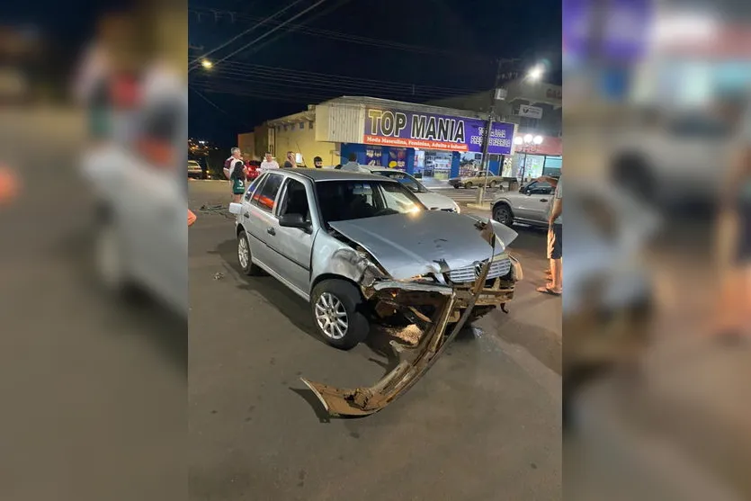 Acidente: carro para dentro de túnel iluminado em Ivaiporã