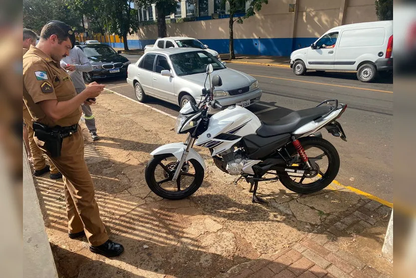 Acidente entre moto e carro em Apucarana deixa mulher ferida